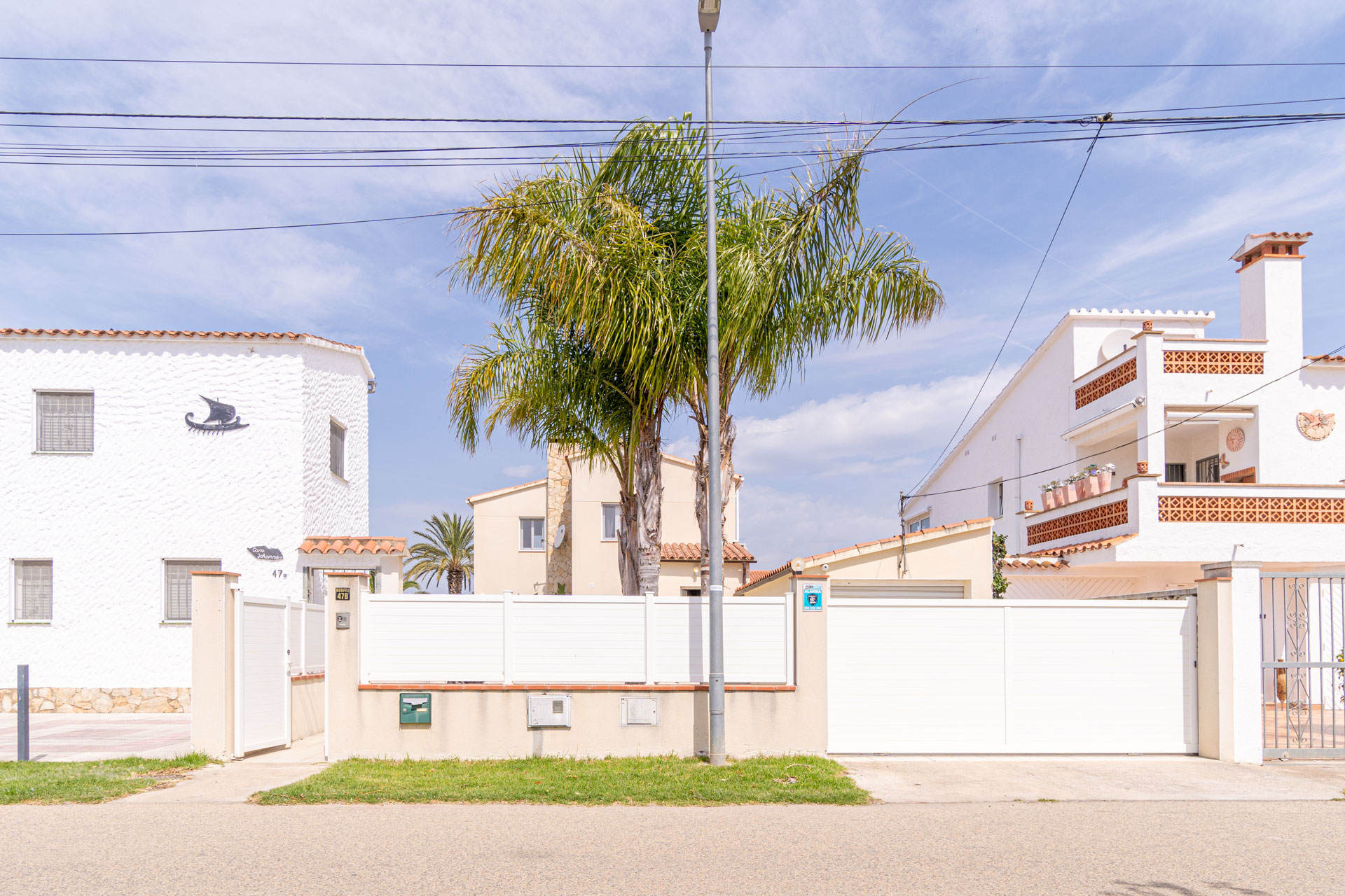 Villa piscine bord de canal 4 chambres – Empuriabrava