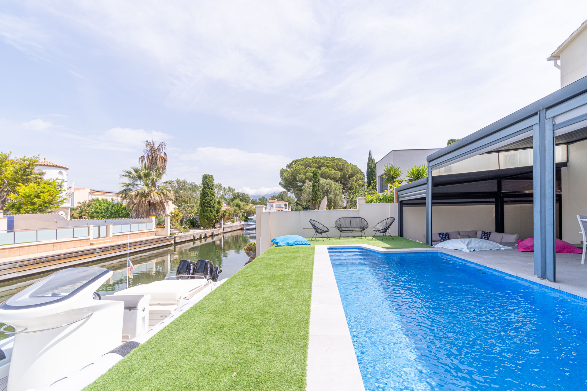Villa piscine bord de canal 4 chambres – Empuriabrava