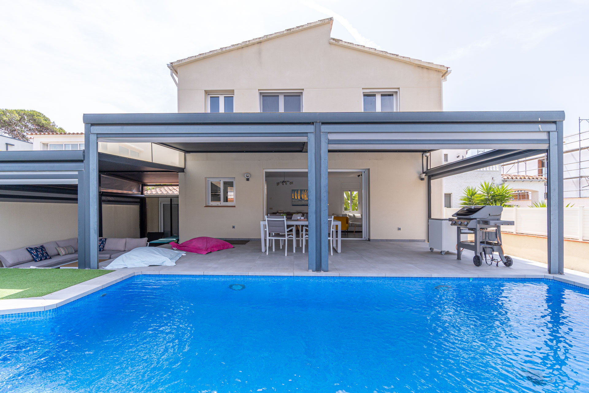 Villa piscine bord de canal 4 chambres – Empuriabrava