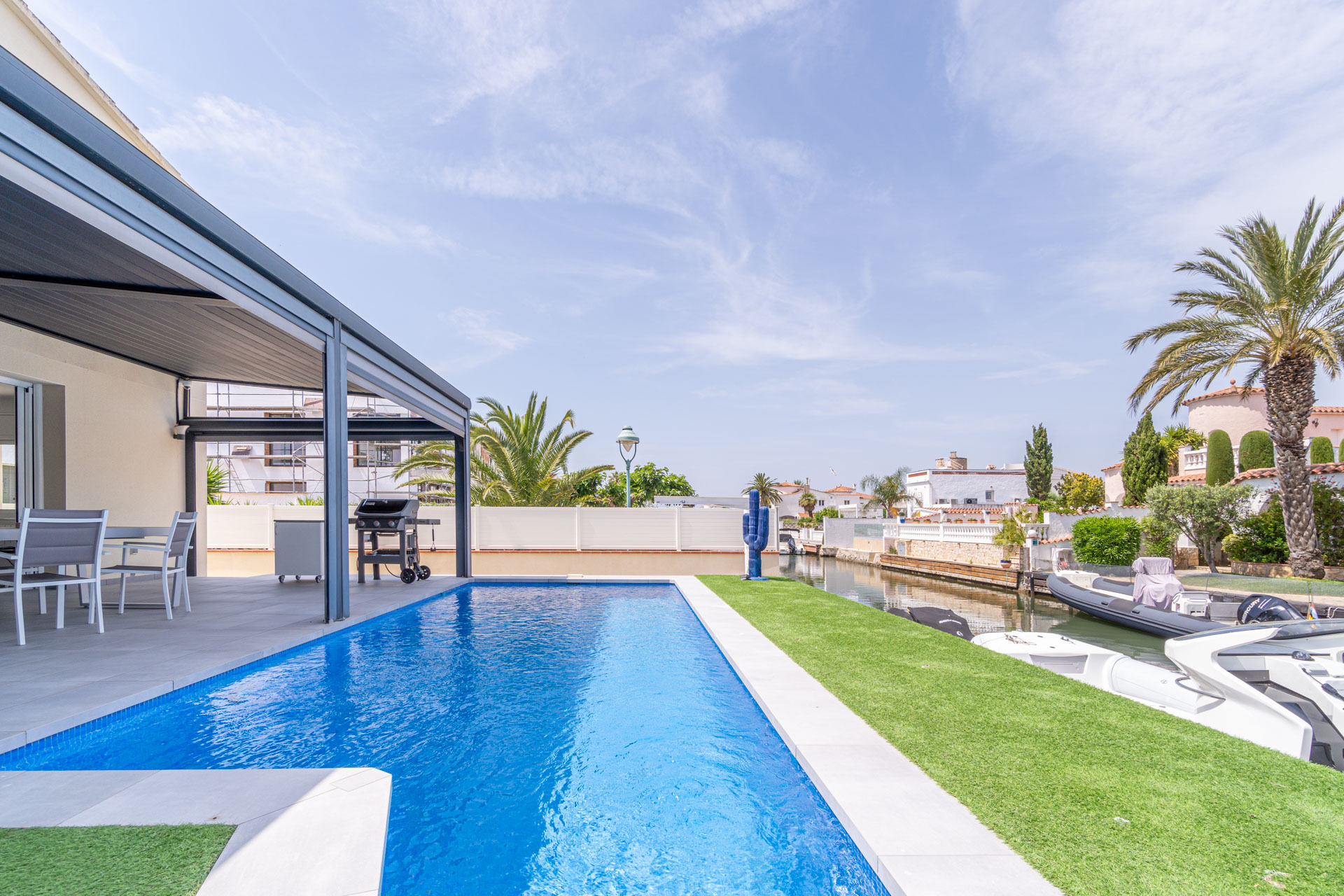 Villa piscine bord de canal 4 chambres – Empuriabrava