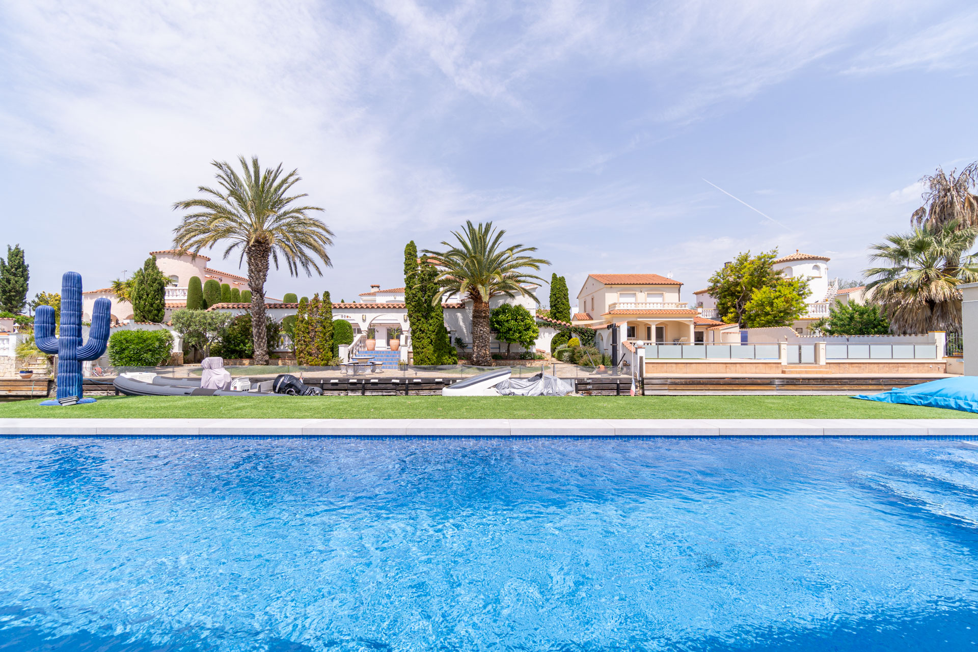 Villa piscine bord de canal 4 chambres – Empuriabrava