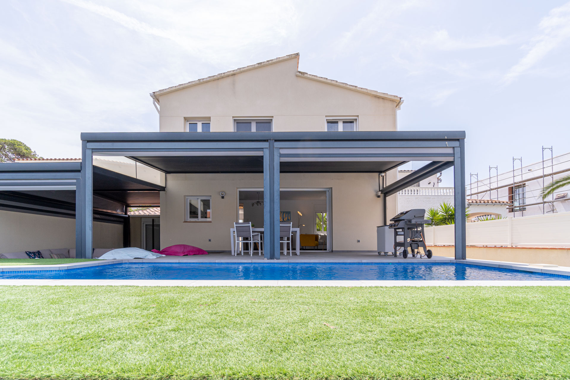 Villa piscine bord de canal 4 chambres – Empuriabrava