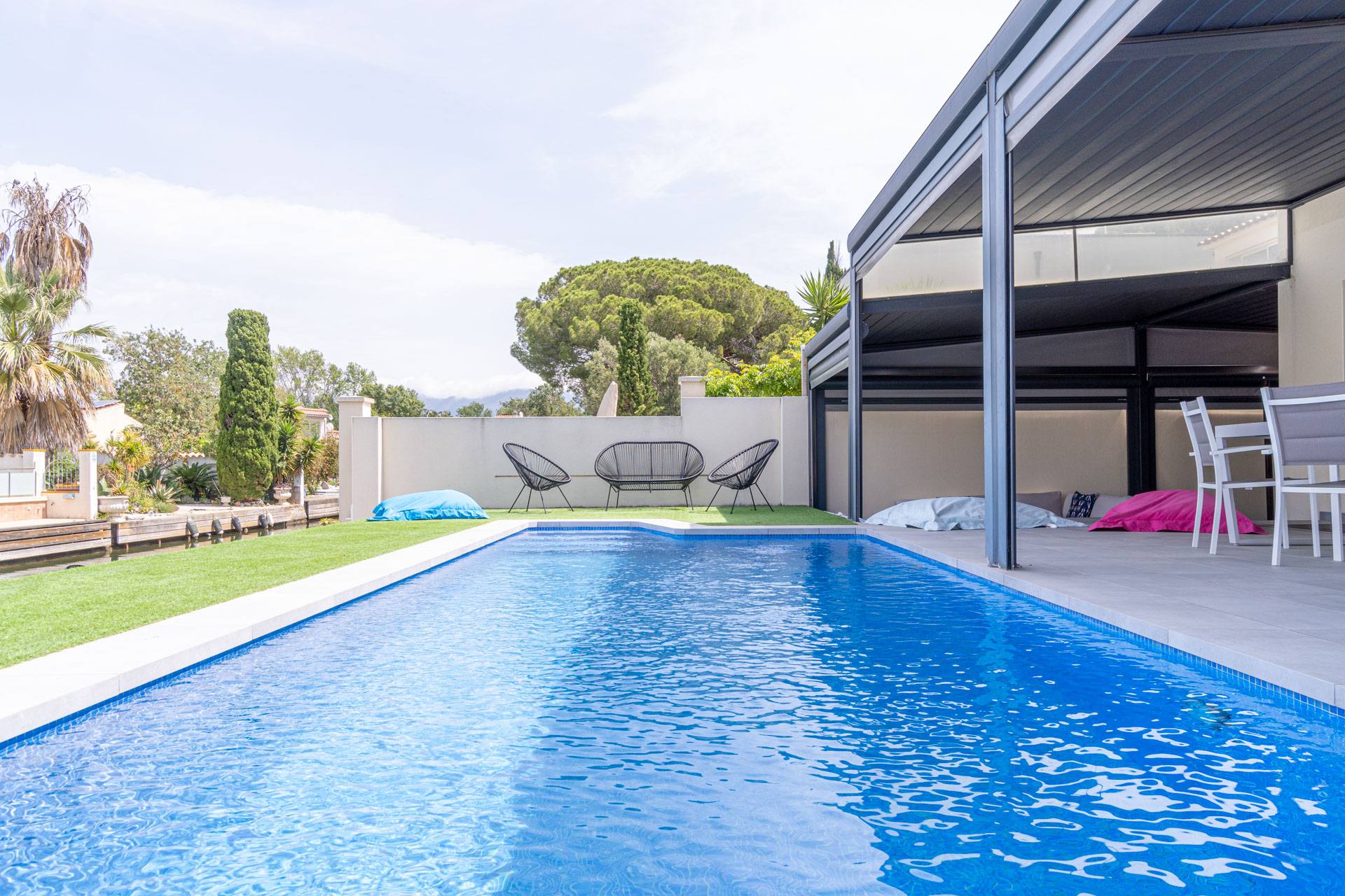 Villa piscine bord de canal 4 chambres – Empuriabrava