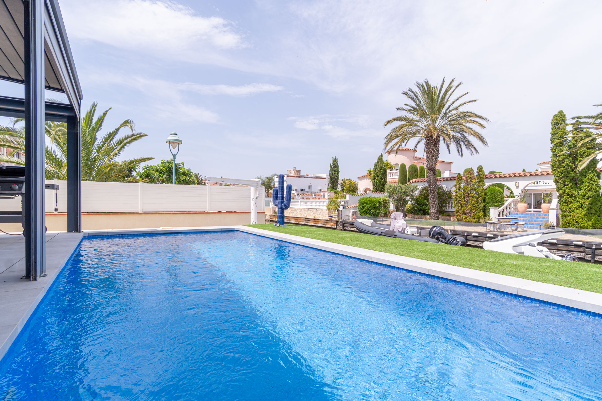 Villa piscine bord de canal 4 chambres – Empuriabrava
