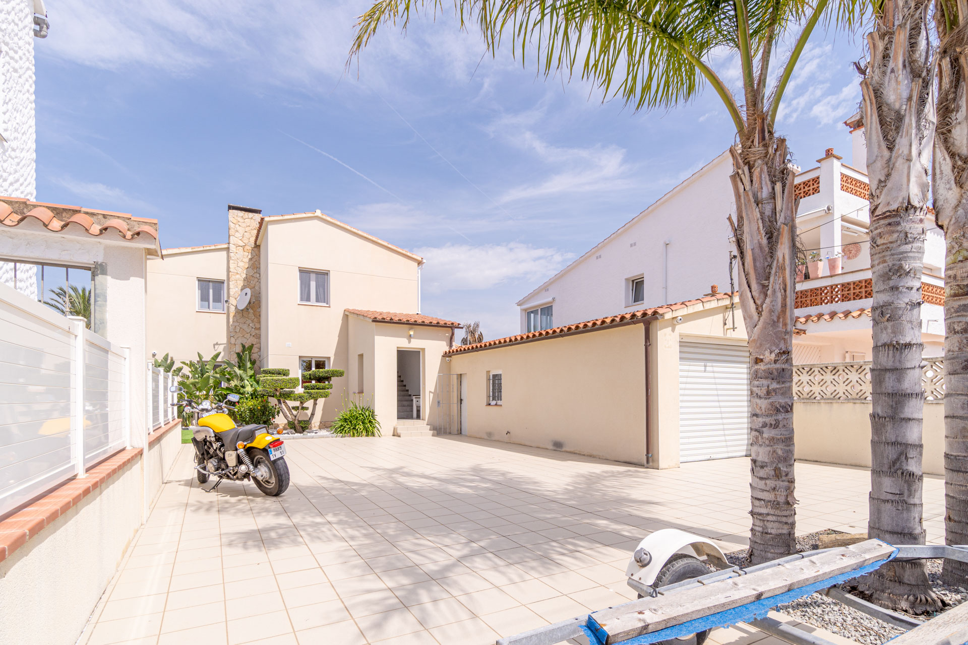 Villa piscine bord de canal 4 chambres – Empuriabrava
