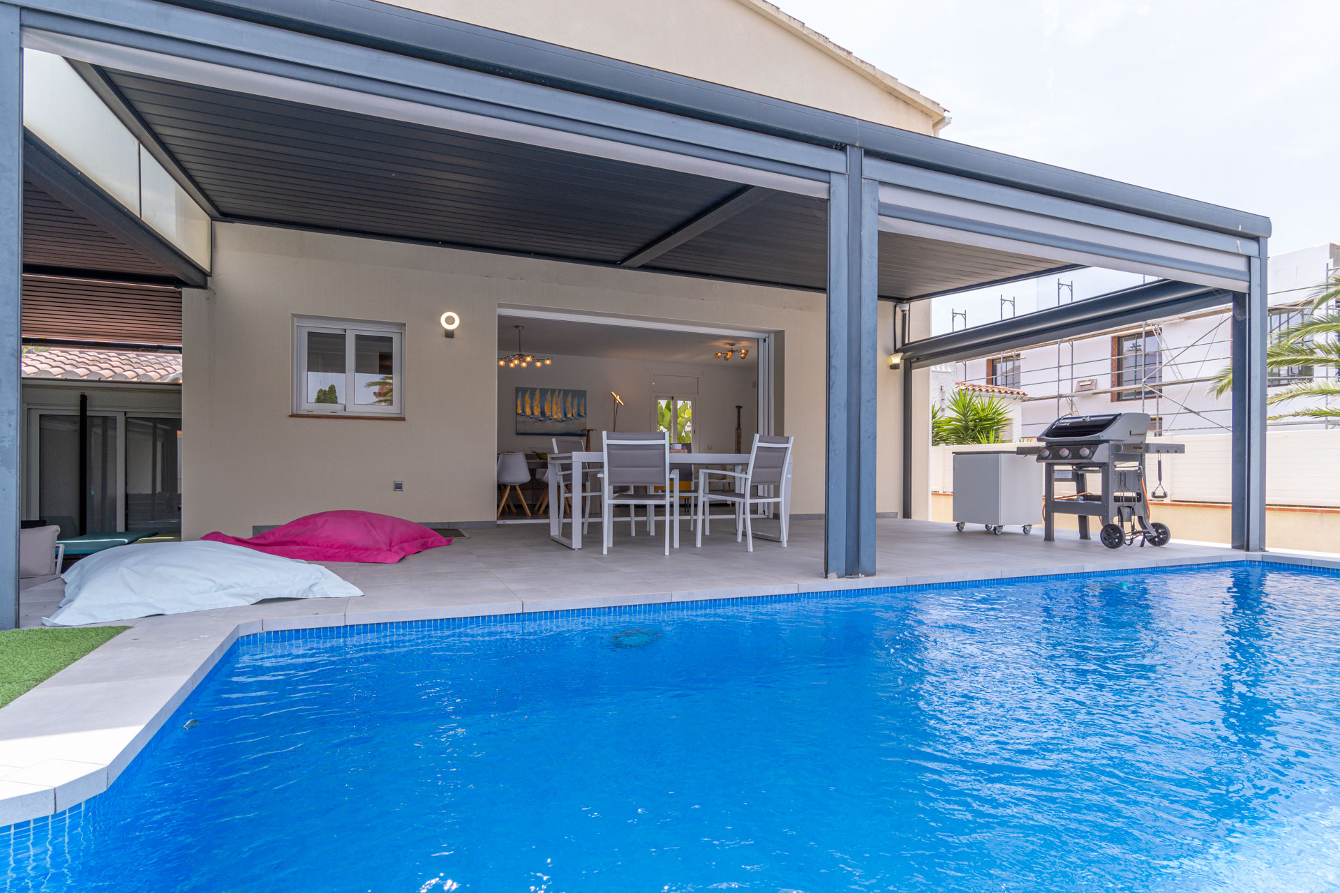 Villa piscine bord de canal 4 chambres – Empuriabrava