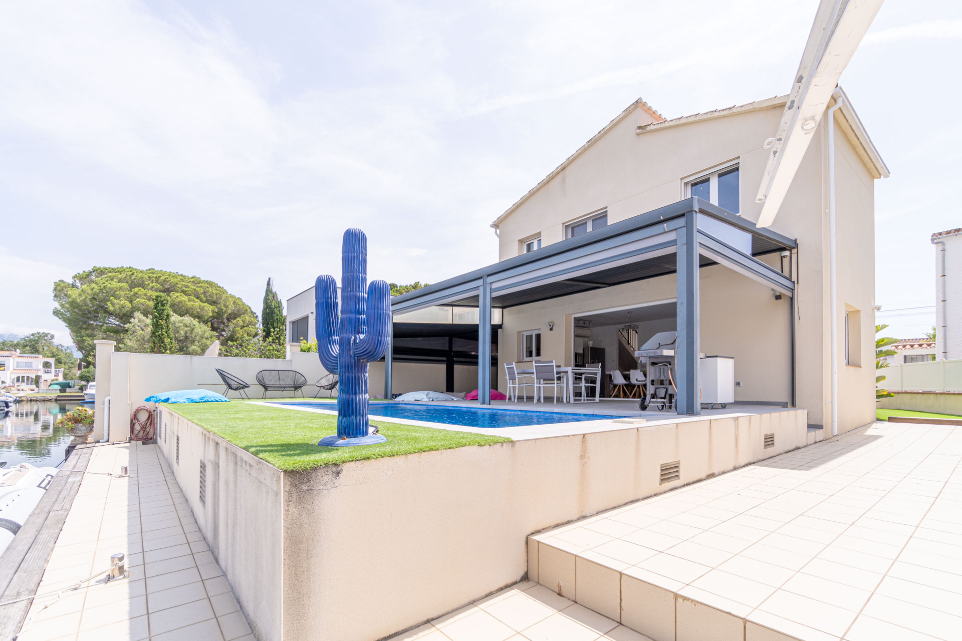 Villa piscine bord de canal 4 chambres – Empuriabrava