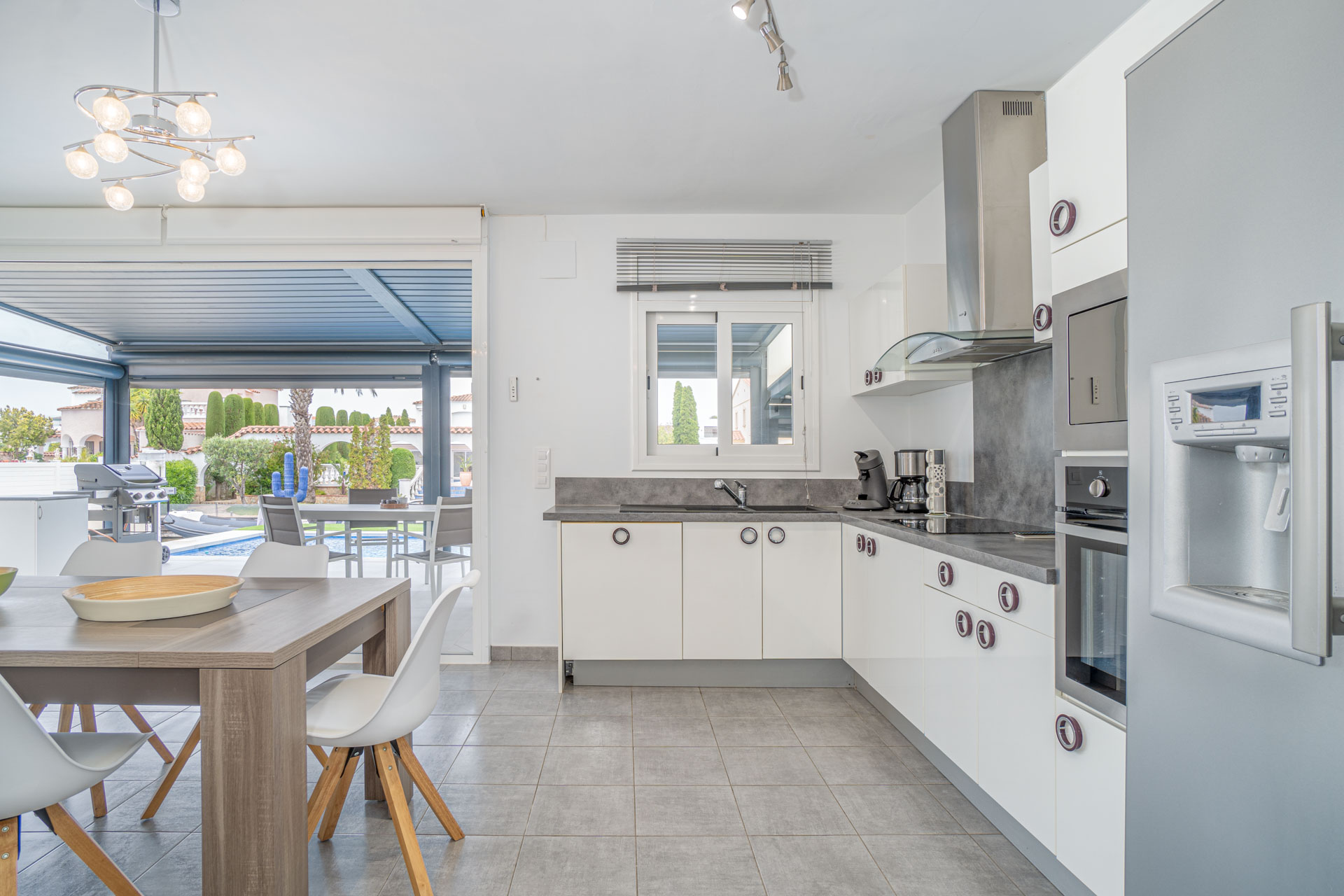 Villa piscine bord de canal 4 chambres – Empuriabrava