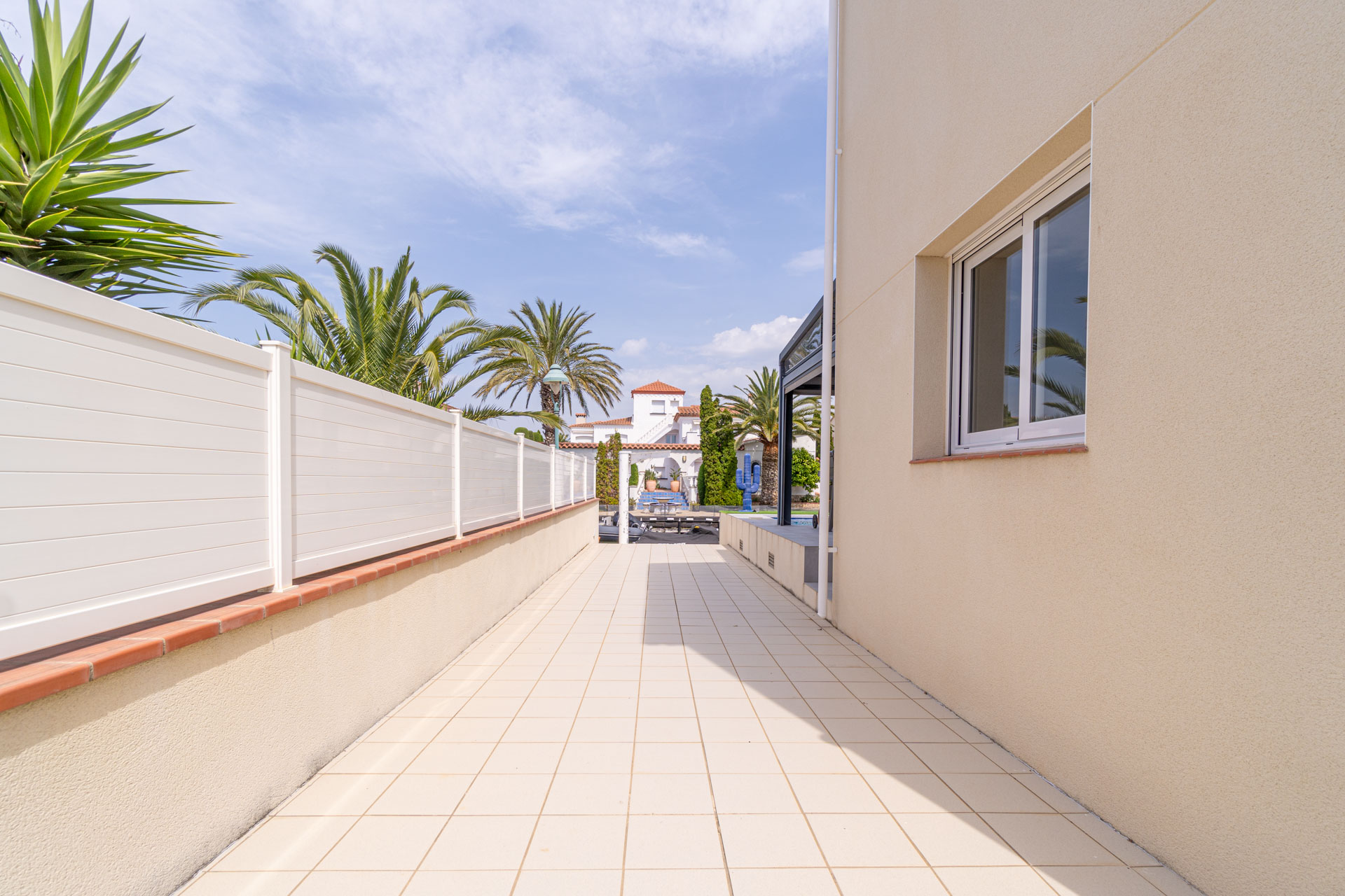 Villa piscine bord de canal 4 chambres – Empuriabrava