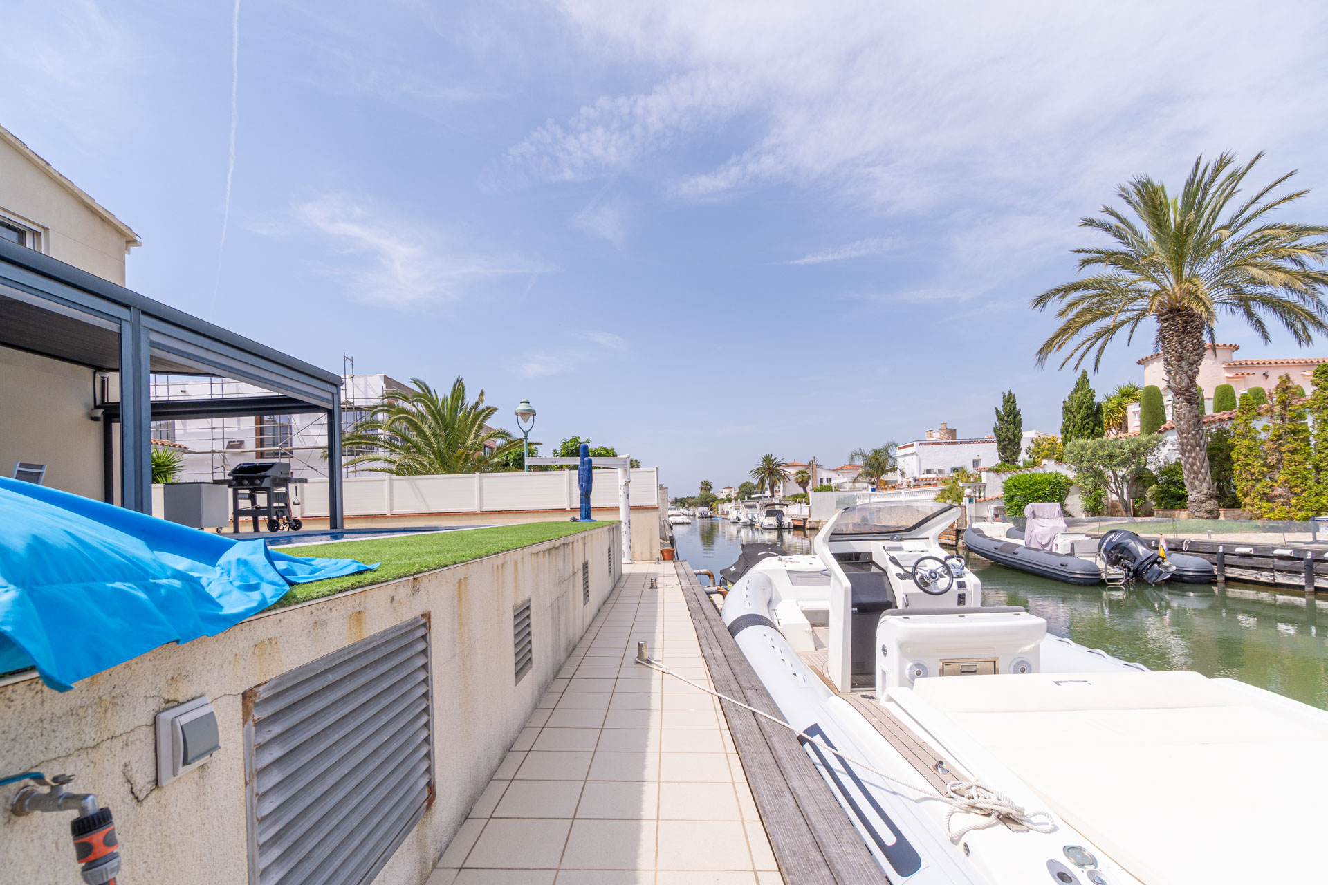 Villa piscine bord de canal 4 chambres – Empuriabrava