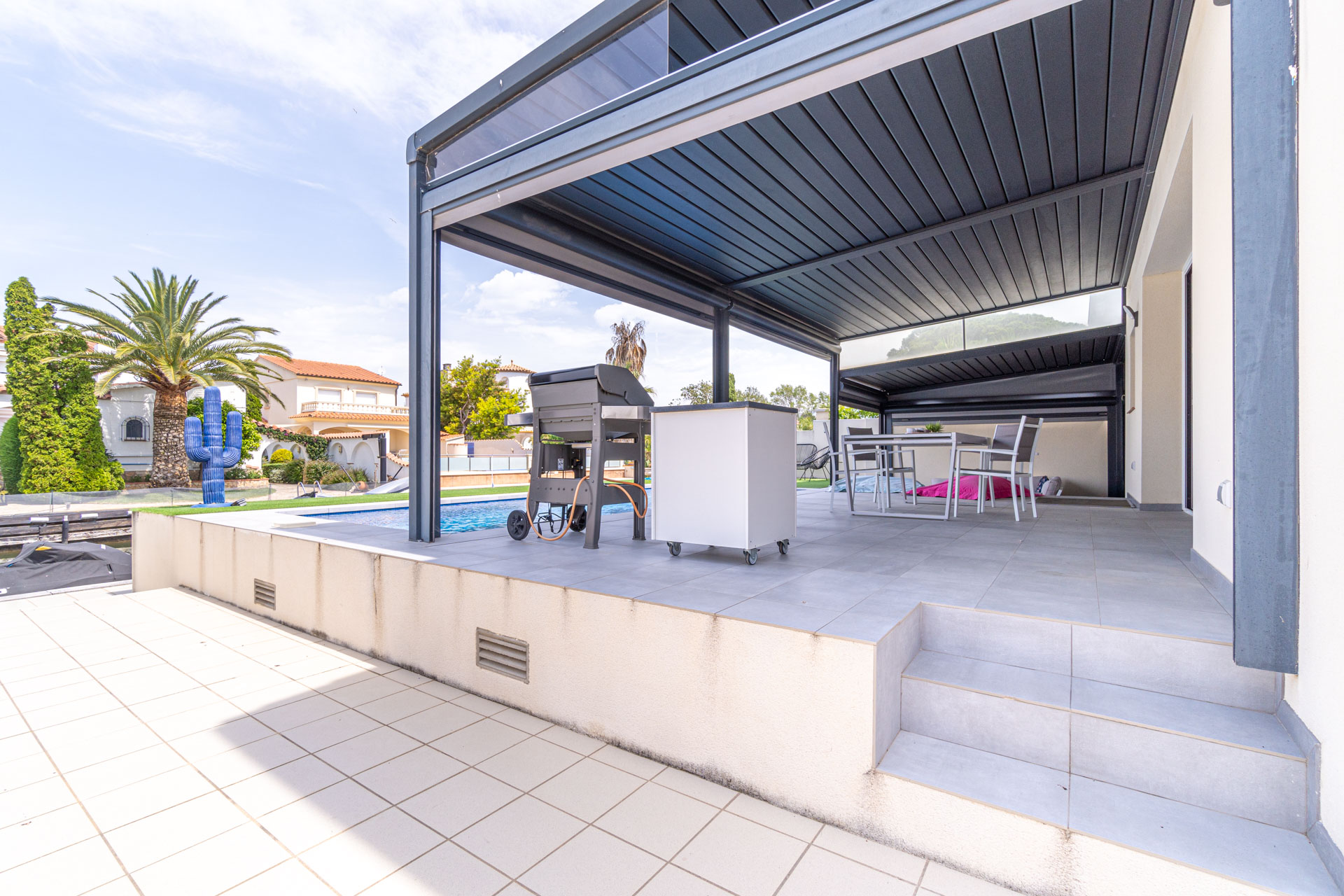 Villa piscine bord de canal 4 chambres – Empuriabrava